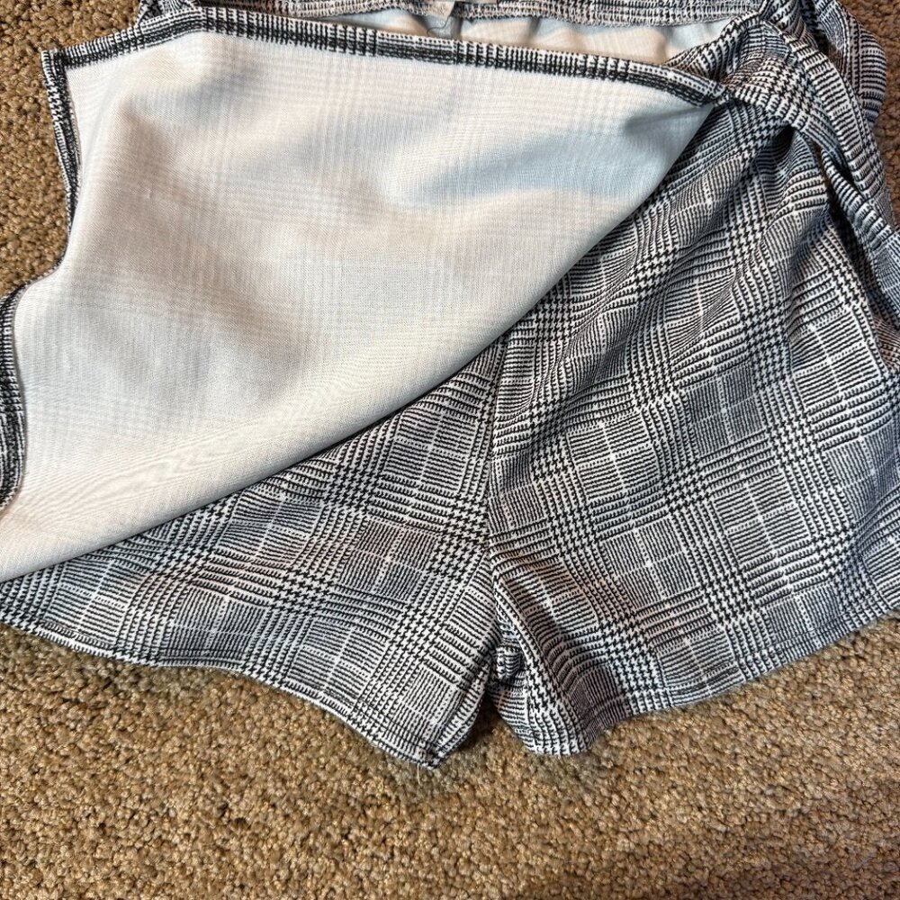 Charlotte Russe Black White Plaid Tie Front Pull On Skort Size S - Picture 6 of 6